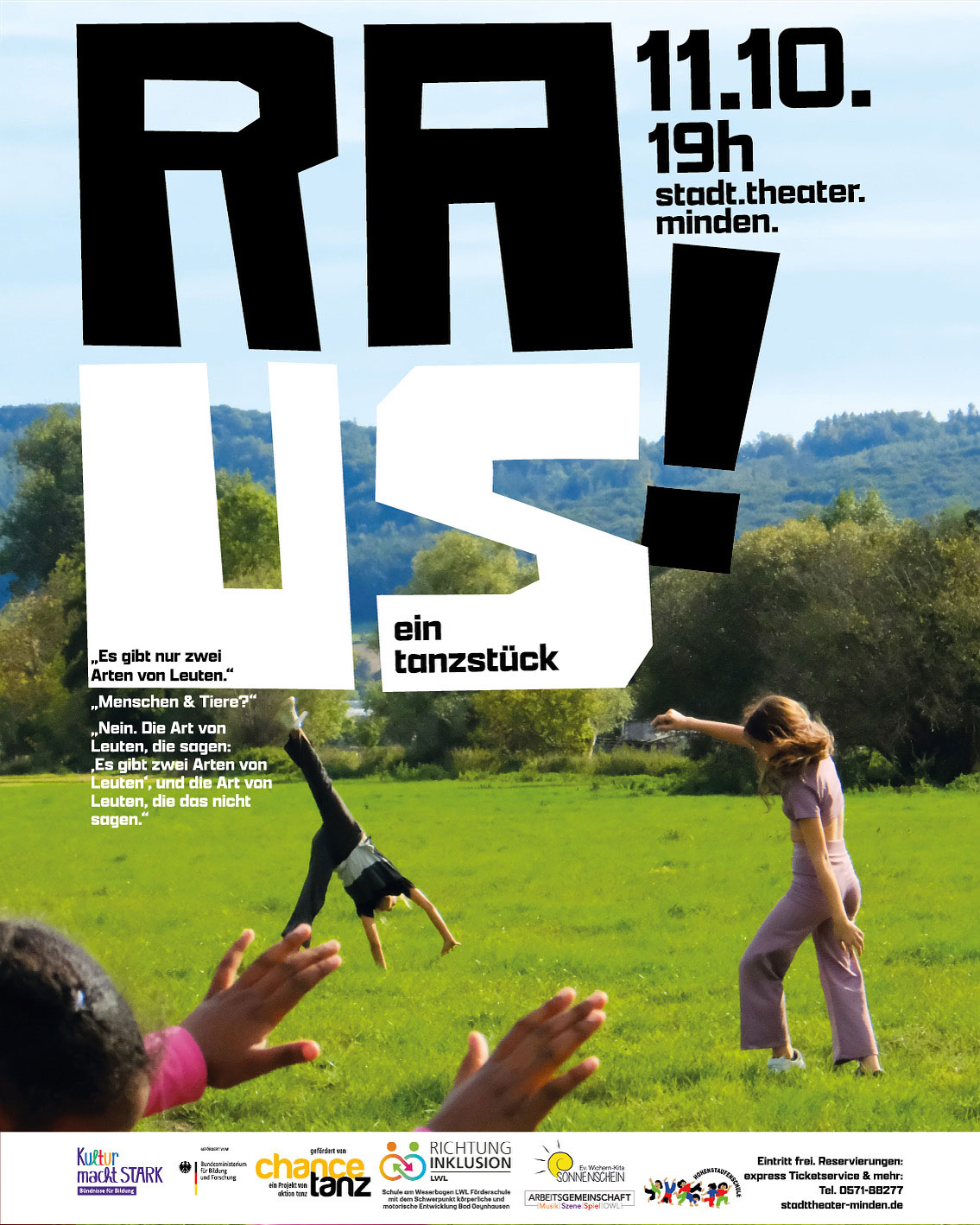 Das Plakat zum Tanzstück RAUS: drei Kinder in Bewegungsimprovisation auf einer großen Wiese. Die wird von kleineren Bäumen begrenzt, im Hintergrund waldige Hügel. Das Kind im Vordergrund ist stark angeschnitten, nur zwei ausgestreckte Hände und dunkle Haare sind zu sehen. Dahinter zwei Teens, die Radschlag üben, die hintere Figur hat schon ein Bein in der Luft, die Jugendliche rechts setzt gerade an, ihr Arm ist gestreckt und gehoben, die andere Hand weist an ihrer Seite zum Boden.Zerlegt in RA-US! dominiert der Titel in übergroßen schwarzen und weißen Lettern das Bild.