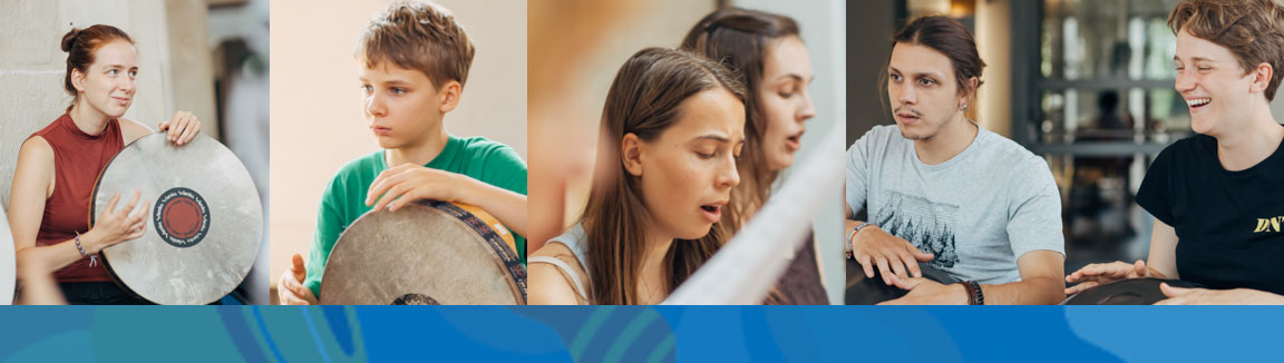 Eine Collage aus vier Bildern: Eine junge Frau sitzt, eine Handtrommel (Tambourin?) auf dem Schoß, sie schaut konzentriert nach rechts und hat den Kopf leicht geneigt, als ob sie lauscht; ein etwa 12-Jähriger in einer ähnlichen Situation, nur schaut er nach links; zwei junge Frauen schauen konzentriert aufs Blatt, sie singen oder tönen; ein junger Mann und eine junge Frau sitzen nebeneinander und spielen Handpan, die Frau lacht. 